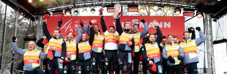 Das deutsche Team gewinnt den Nationencup und verabschiedet Hermann Weinbuch und Eric Frenzel. Johannes Rydzek (GER), Jakob Lange (GER), Julian Schmid (GER), Manuel Faisst (GER), Vinzenz Geiger (GER), Terence Weber (GER), Eric Frenzel (GER), (l-r)