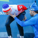 Marco Heinis (FRA) bekommt von Sprungtrainer Alex Mougin (FRA) letzte Tipps.