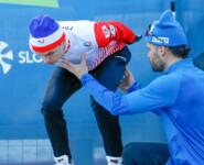 Marco Heinis (FRA) bekommt von Sprungtrainer Alex Mougin (FRA) letzte Tipps.