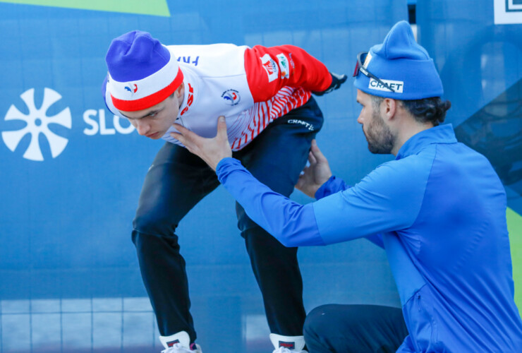 Marco Heinis (FRA) bekommt von Sprungtrainer Alex Mougin (FRA) letzte Tipps.