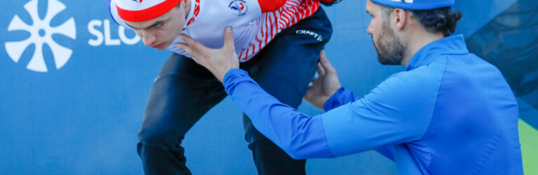 Marco Heinis (FRA) bekommt von Sprungtrainer Alex Mougin (FRA) letzte Tipps.