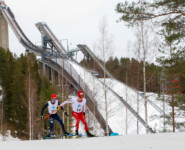 Benedikt Graebert (GER), Pascal Mueller (SUI), (l-r) auf dem Indian Hill vor den Schanzen von Lahti