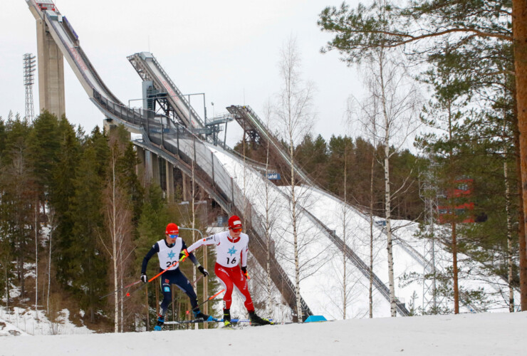 Benedikt Graebert (GER), Pascal Mueller (SUI), (l-r) auf dem Indian Hill vor den Schanzen von Lahti