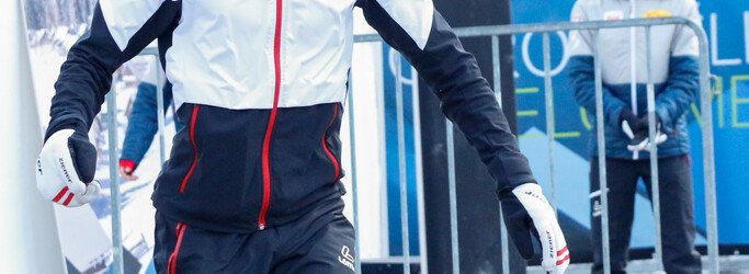 Titelverteidiger Johannes Lamparter (AUT) beim Aufwärmen vor dem Sprung