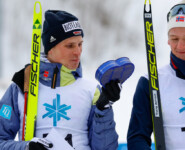 David Mach (GER) begutachtet seinen Preis während der Siegerehrung.