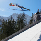 Niklas Malacinski (USA) springt beim Wettkampf auf der Großschanze in Planica.