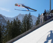 Niklas Malacinski (USA) springt beim Wettkampf auf der Großschanze in Planica.