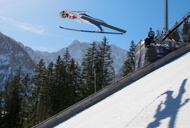 Niklas Malacinski (USA) springt beim Wettkampf auf der Großschanze in Planica.