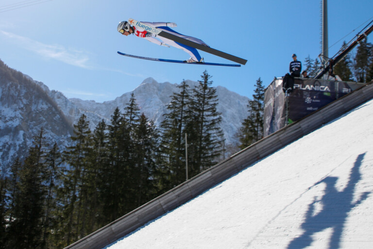 Niklas Malacinski (USA) springt beim Wettkampf auf der Großschanze in Planica.