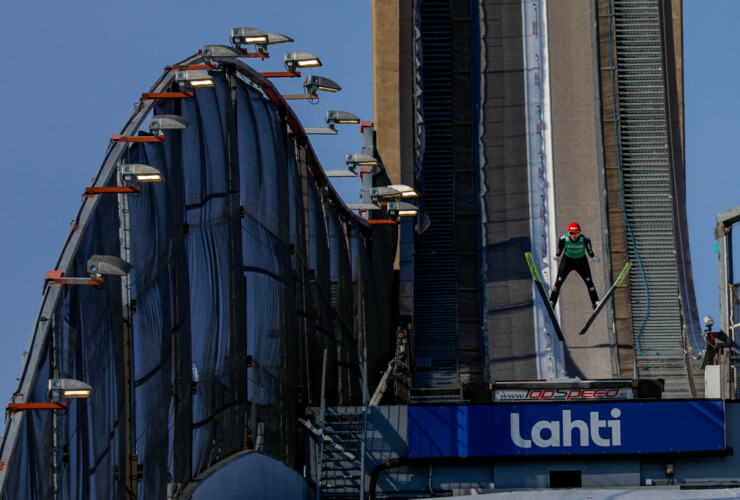 Terence Weber (GER) beim Sprung auf der Großschanze von Lahti (FIN).