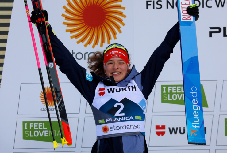 So sah man sie in dieser Saison häufig: Nathalie Armbruster (GER) jubelt auf dem Podium.