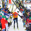 Eric Frenzel (GER) wird von seinen Kollegen in Lahti verabschiedet.