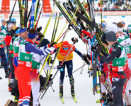 Eric Frenzel (GER) wird von seinen Kollegen in Lahti verabschiedet.