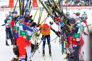 Eric Frenzel (GER) wird von seinen Kollegen in Lahti verabschiedet.