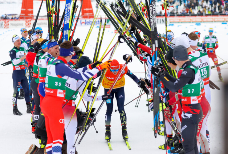 Eric Frenzel (GER) wird von seinen Kollegen in Lahti verabschiedet.