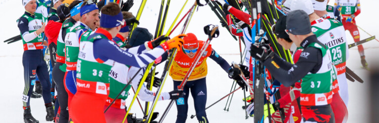 Eric Frenzel (GER) wird von seinen Kollegen in Lahti verabschiedet.