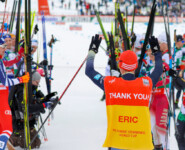 Eric Frenzel (GER) wird von seinen Kollegen in Lahti verabschiedet.