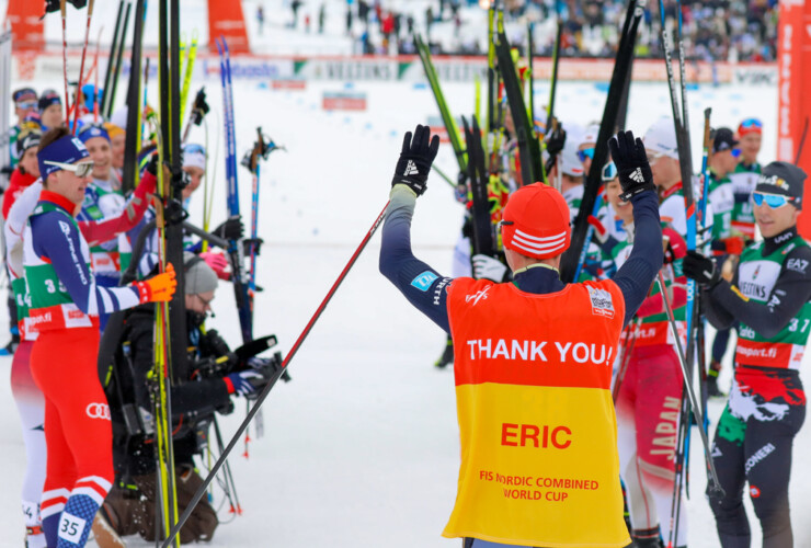 Eric Frenzel (GER) wird von seinen Kollegen in Lahti verabschiedet.