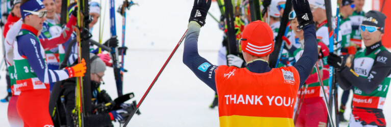 Eric Frenzel (GER) wird von seinen Kollegen in Lahti verabschiedet.