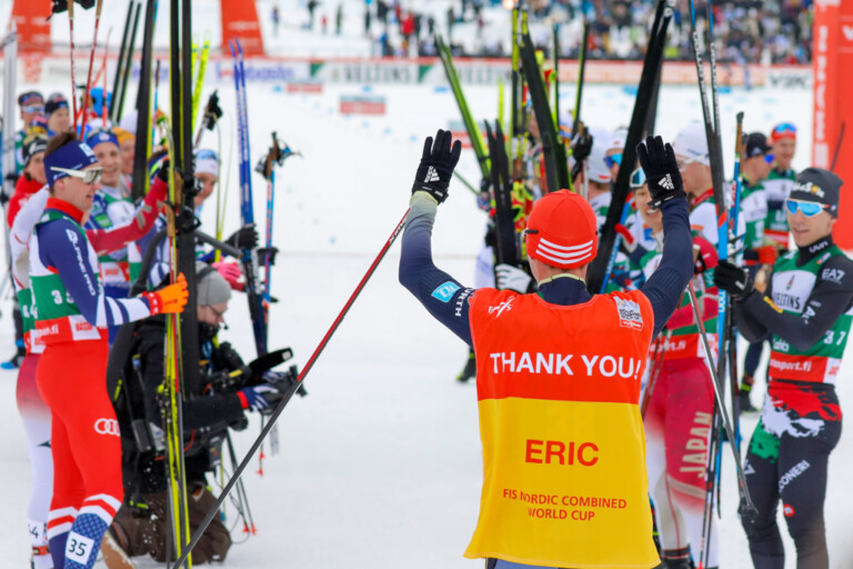 Eric Frenzel (GER) wird von seinen Kollegen in Lahti verabschiedet.