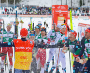 Eric Frenzel (GER) wird von seinen Kollegen in Lahti verabschiedet.
