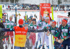 Eric Frenzel (GER) wird von seinen Kollegen in Lahti verabschiedet.