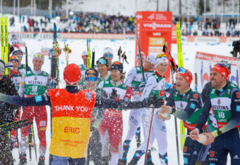 Eric Frenzel (GER) wird von seinen Kollegen in Lahti verabschiedet.