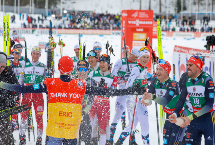 Eric Frenzel (GER) wird von seinen Kollegen in Lahti verabschiedet.