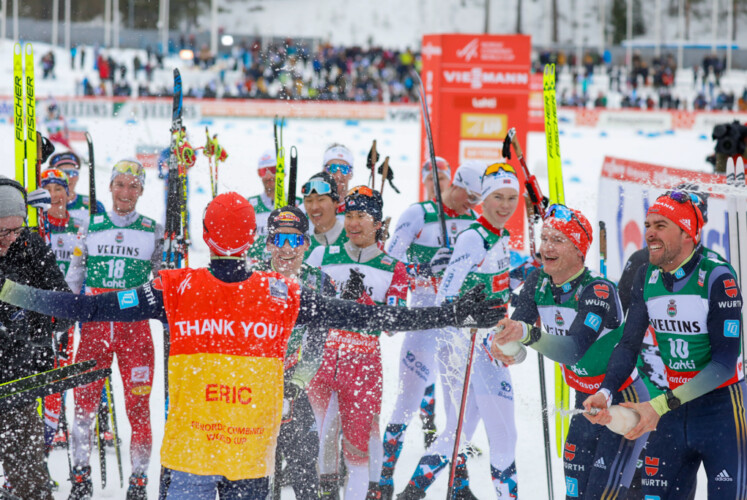 Eric Frenzel (GER) wird von seinen Kollegen in Lahti verabschiedet.
