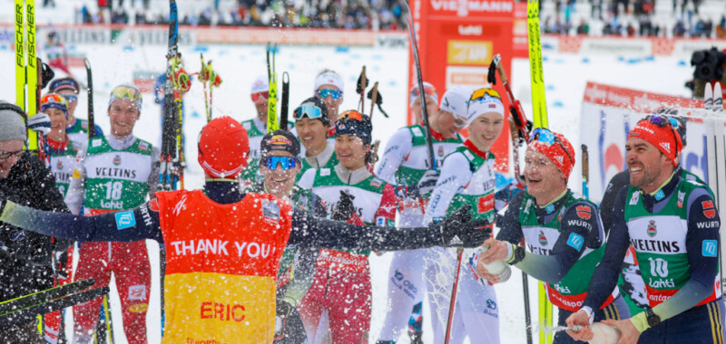 Eric Frenzel (GER) wird von seinen Kollegen in Lahti verabschiedet.