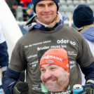 Vinzenz Geiger (GER) mit einem T-Shirt für den scheidenden Bundestrainer Hermann Weinbuch.