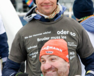 Vinzenz Geiger (GER) mit einem T-Shirt für den scheidenden Bundestrainer Hermann Weinbuch.