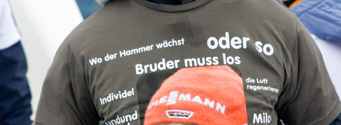 Vinzenz Geiger (GER) mit einem T-Shirt für den scheidenden Bundestrainer Hermann Weinbuch.