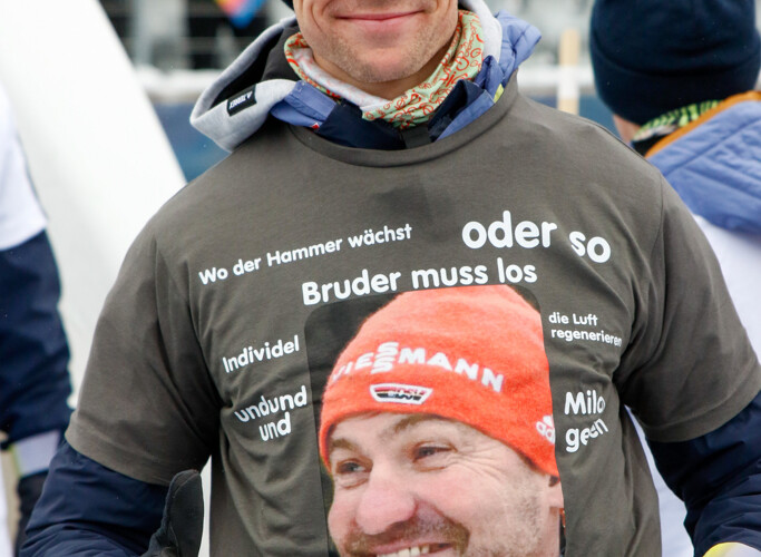 Vinzenz Geiger (GER) mit einem T-Shirt für den scheidenden Bundestrainer Hermann Weinbuch.