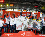 Abschied von zwei ganz Großen: Julian Schmid (GER), Eric Frenzel (GER), Johannes Rydzek (GER), Terence Weber (GER), Vinzenz Geiger (GER), Manuel Faisst (GER), Jakob Lange (GER), (l-r) beim Abschiedsfoto für Frenzel und Bundestrainer Hermann Weinbuch.