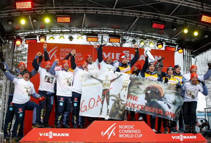 Abschied von zwei ganz Großen: Julian Schmid (GER), Eric Frenzel (GER), Johannes Rydzek (GER), Terence Weber (GER), Vinzenz Geiger (GER), Manuel Faisst (GER), Jakob Lange (GER), (l-r) beim Abschiedsfoto für Frenzel und Bundestrainer Hermann Weinbuch.