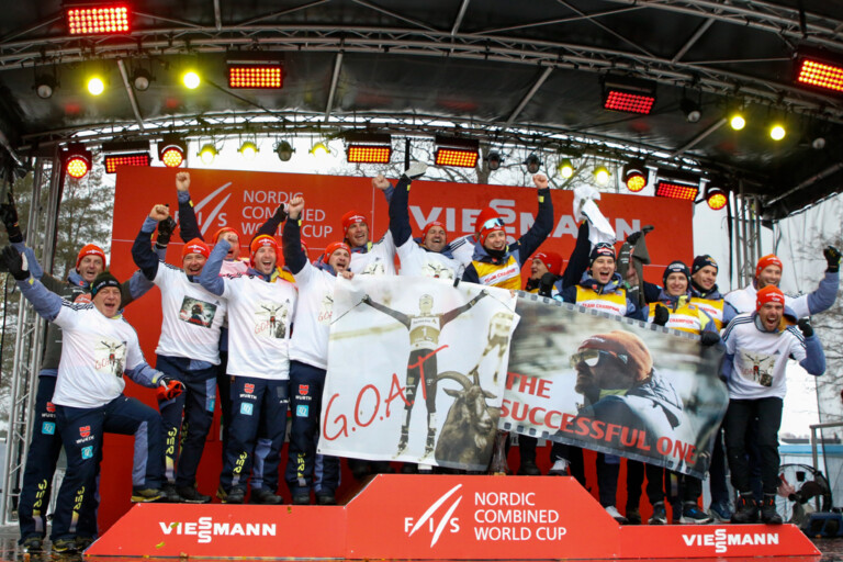 Abschied von zwei ganz Großen: Julian Schmid (GER), Eric Frenzel (GER), Johannes Rydzek (GER), Terence Weber (GER), Vinzenz Geiger (GER), Manuel Faisst (GER), Jakob Lange (GER), (l-r) beim Abschiedsfoto für Frenzel und Bundestrainer Hermann Weinbuch.