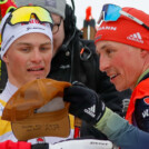 Johannes Lamparter (AUT) verabschiedet Eric Frenzel (GER) (l-r) im Namen des österreichischen Teams.