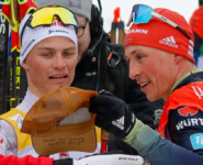 Johannes Lamparter (AUT) verabschiedet Eric Frenzel (GER) (l-r) im Namen des österreichischen Teams.