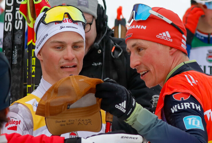 Johannes Lamparter (AUT) verabschiedet Eric Frenzel (GER) (l-r) im Namen des österreichischen Teams.