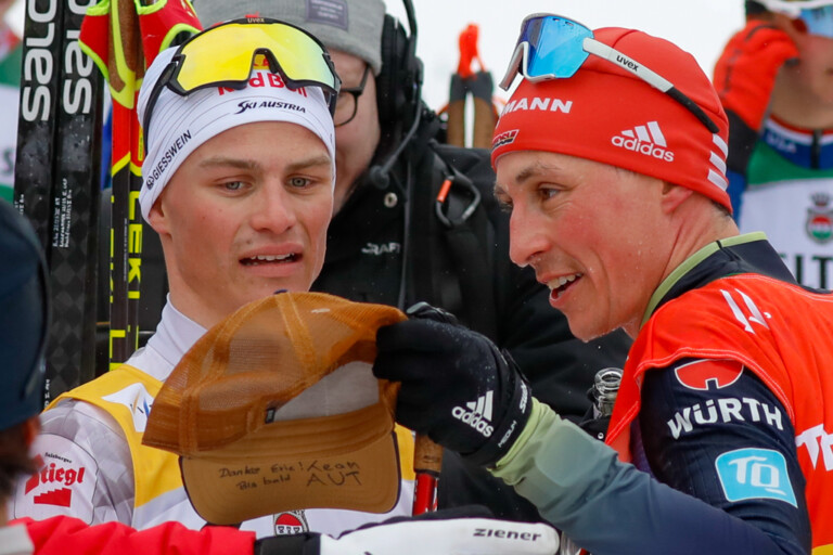 Johannes Lamparter (AUT) verabschiedet Eric Frenzel (GER) (l-r) im Namen des österreichischen Teams.