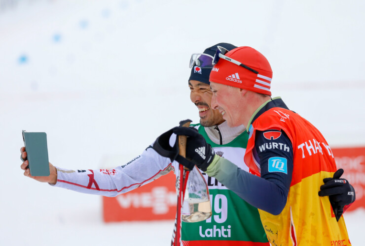 Yoshito Watabe (JPN) beim Abschieds-Selfie mit Eric Frenzel (GER) (l-r)