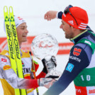 Johannes Lamparter (AUT) nimmt die Glückwünsche von Johannes Rydzek (GER) (l-r) entgegen.