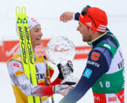 Johannes Lamparter (AUT) nimmt die Glückwünsche von Johannes Rydzek (GER) (l-r) entgegen.