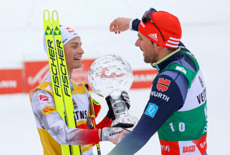 Johannes Lamparter (AUT) nimmt die Glückwünsche von Johannes Rydzek (GER) (l-r) entgegen.