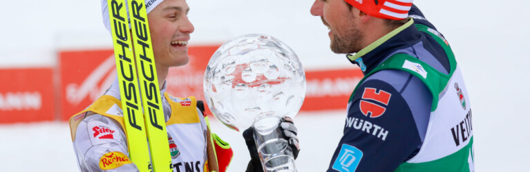 Johannes Lamparter (AUT) nimmt die Glückwünsche von Johannes Rydzek (GER) (l-r) entgegen.