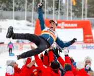 Johannes Lamparter (AUT) wird von seinem Team gefeiert.