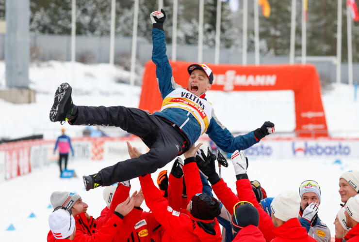 Johannes Lamparter (AUT) wird von seinem Team gefeiert.