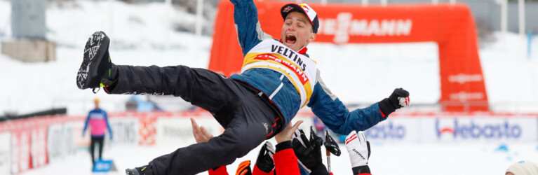 Johannes Lamparter (AUT) wird von seinem Team gefeiert.