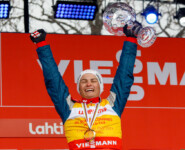 Der strahlende Gesamtsieger der Saison 2022-23: Johannes Lamparter (AUT)